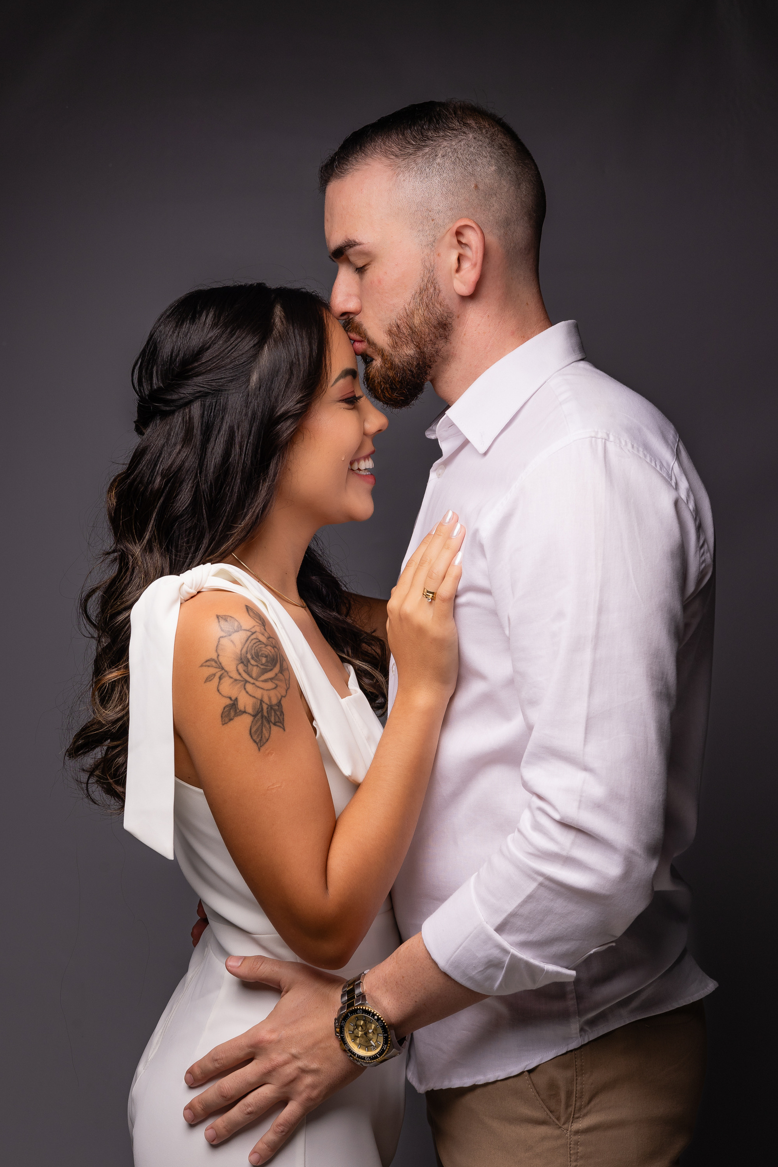 Casal fotografado no estúdio por Robson Luz