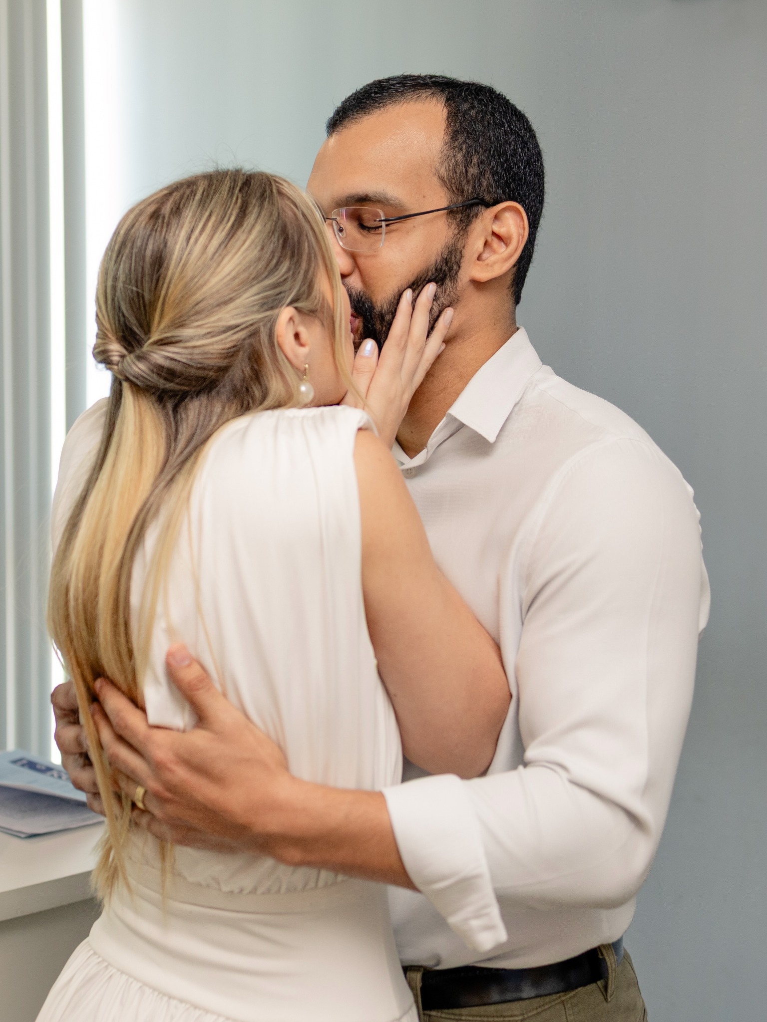 Casal se beijando depois do casamento civil
