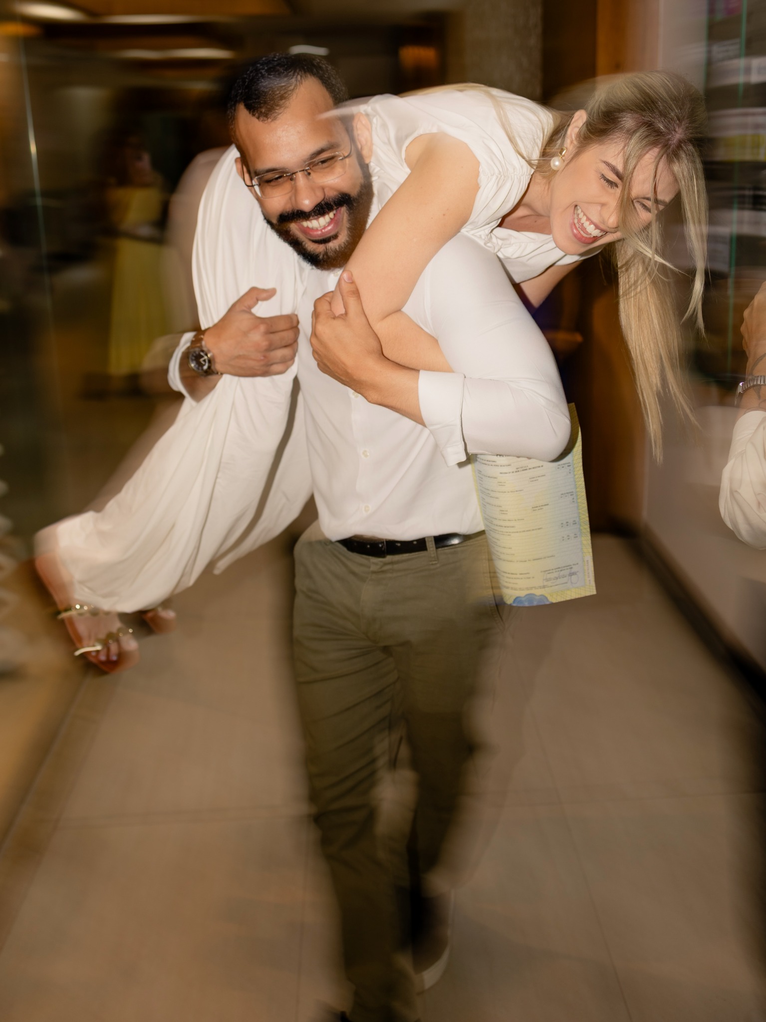 Casal celebrando com alegria depois do casamento civil
