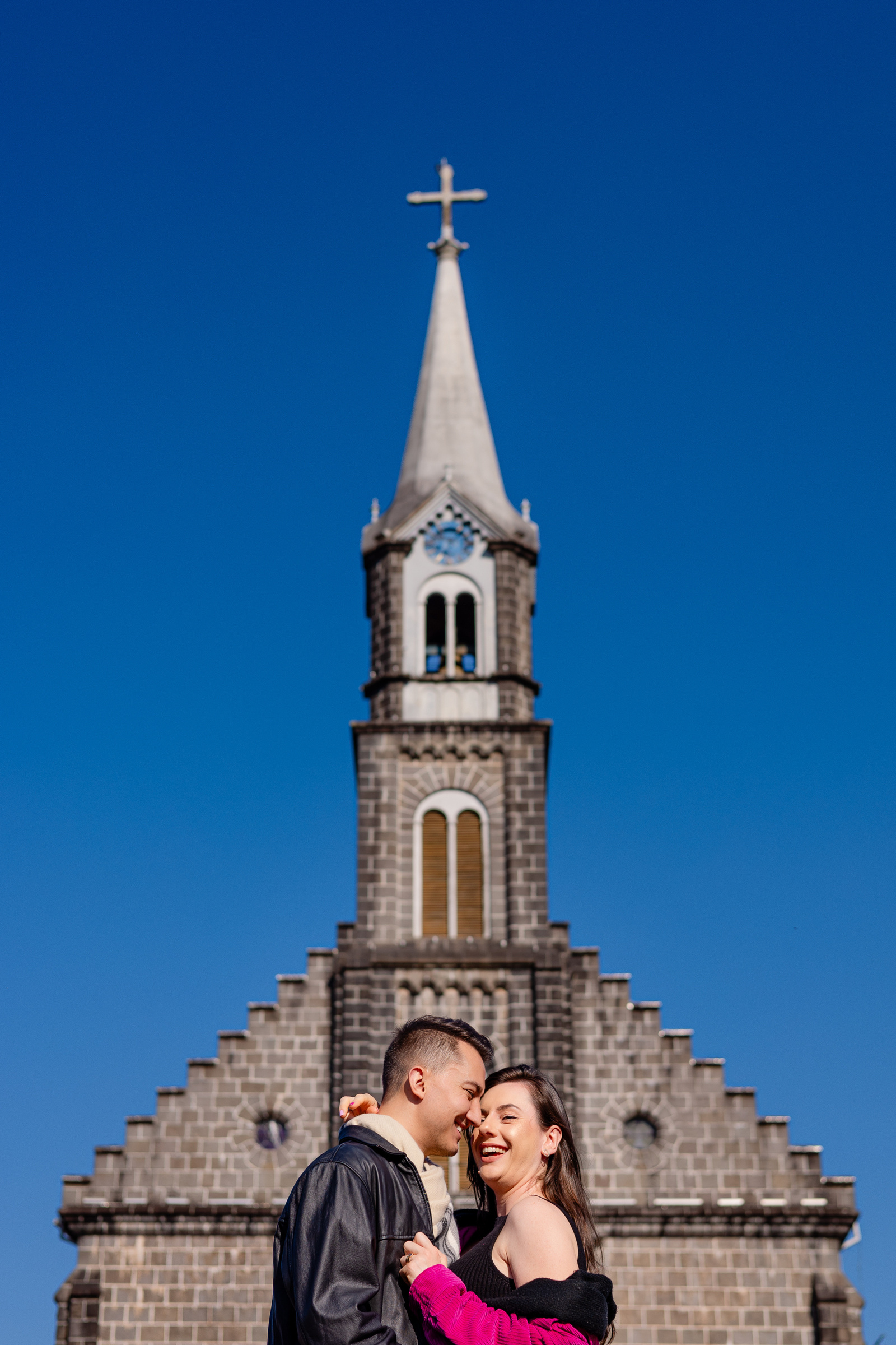 Casal em ensaio pré-wedding em frente a uma igreja